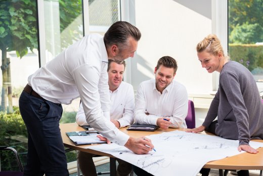 Medewerkers Colsen in overleg